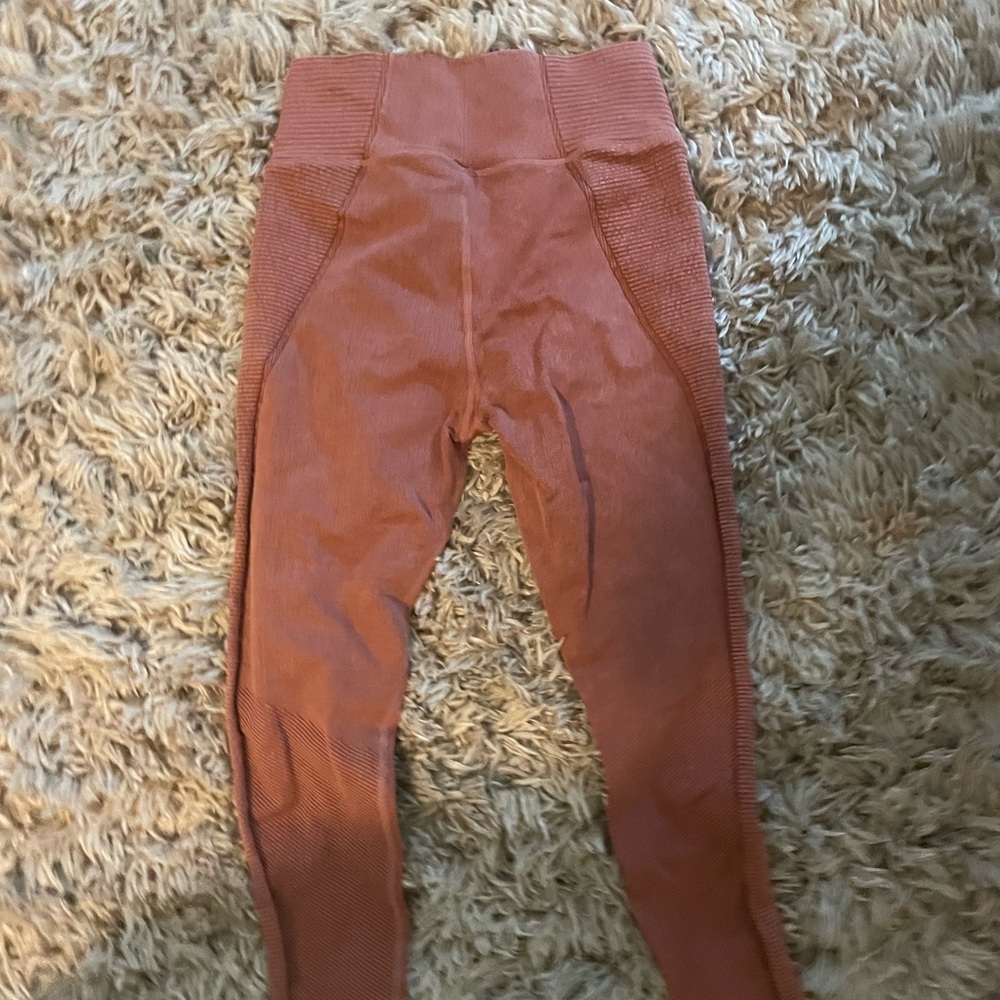 Salmon colored 3/4 length aerie leggings